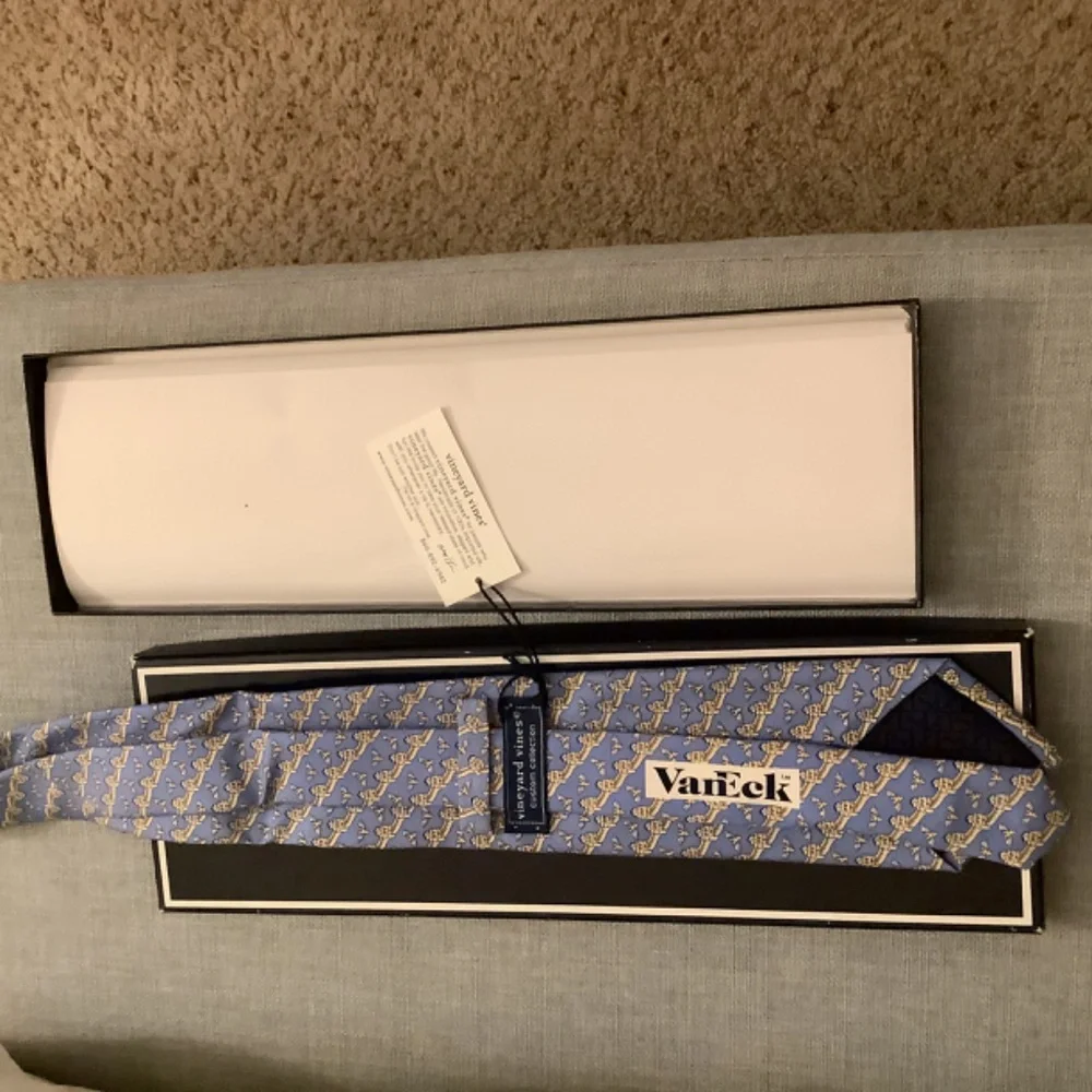 Vineyard Vines Van Eck Finance Necktie Great Wall of China Yuan Wings Blue - Picture 2 of 3